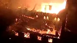 Incendiu de proporţii la o fostă fabrică din zona Obor