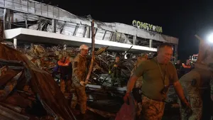 Războiul din Ucraina, ziua 126. Zelenski cere admiterea Ucrainei în NATO. Pompierii caută supravieţuitori sub dărămăturile centrului comercial distrus de rachete. Rusia neagă agresiunea. O rachetă rusească a lovit un bloc de locuinţe. Zelenski cere expulzarea Rusiei din ONU. Explozii în Dnipro