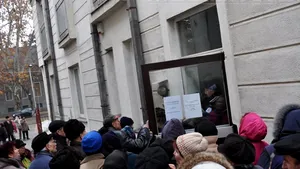Sute de oameni s-au înghesuit la cantina socială a Primăriei Bistriţa pentru pachete cu alimente - FOTO