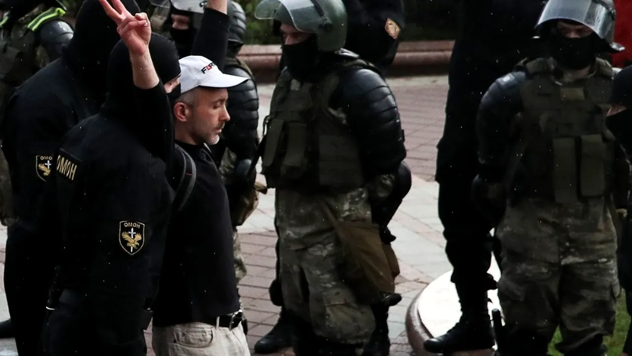 Reuters: Aproximativ 20 de jurnalişti, reţinuţi în centrul capitalei Belarusului