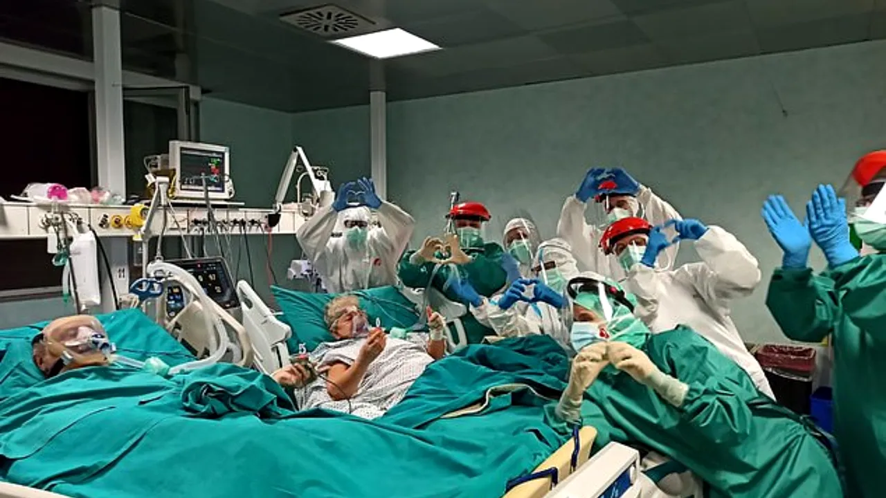 Dragostea învinge COVID-19: Un cuplu de vârstnici bolnavi au celebrat nunta de aur, de mână la terapie intensivă. ”S-au născut să fie împreună”