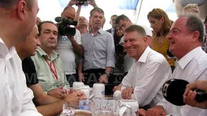 Iohannis, Blaga, Scripcaru şi Ungureanu au ieşit la o bere în centrul Braşovului - VIDEO