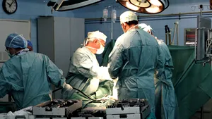 S-a prezentat la spital cu antebraţul în sacoşă, după ce şi l-a tăiat din greşeală