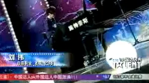 Un chinez infirm, care cântă la pian cu degetele de la picioare, face senzaţie pe YouTube - VIDEO