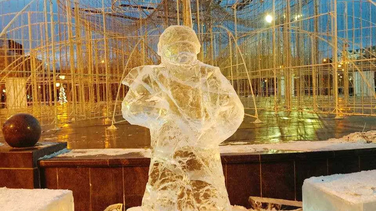 Decor festiv în Rusia. Soldaţii de gheaţă marchează Crăciunul patriotic în oraşul Chita