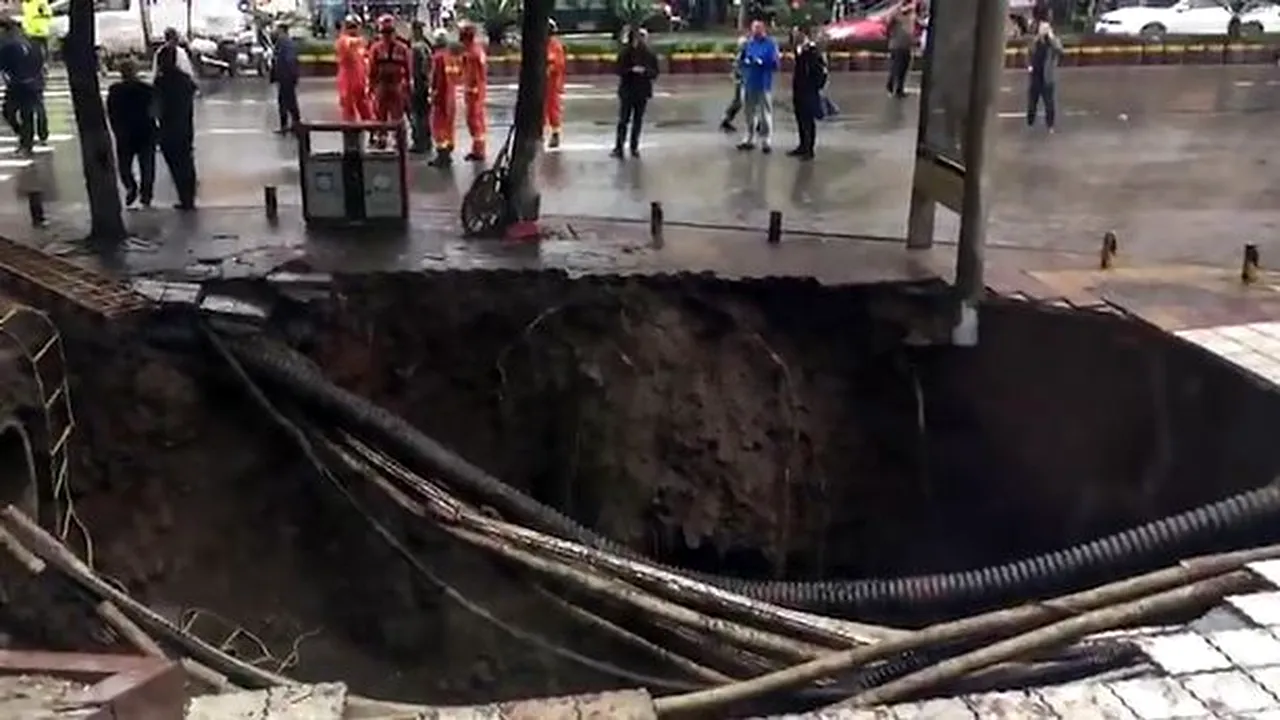 Un crater produs subit în asfalt a înghiţit patru persoane. Doi oameni au murit, iar alţi doi sunt dispăruţi | VIDEO