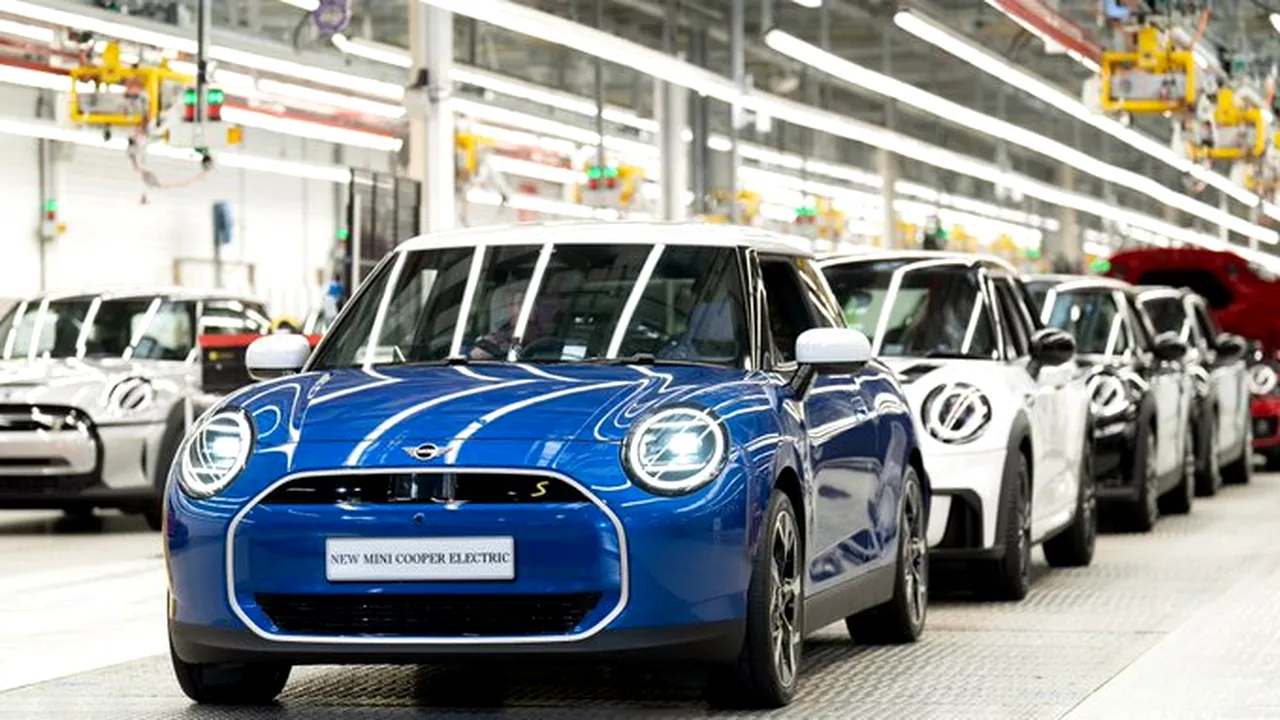 BMW suspendă modernizarea fabricii Mini din Oxford din cauza cererii scăzute de maşini electrice