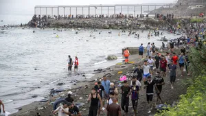 Criză majoră în Ceuta. Spania estimează că 49.000 de migranți au intrat în enclavă în 24 de ore. Cel puțin 18 oameni au murit