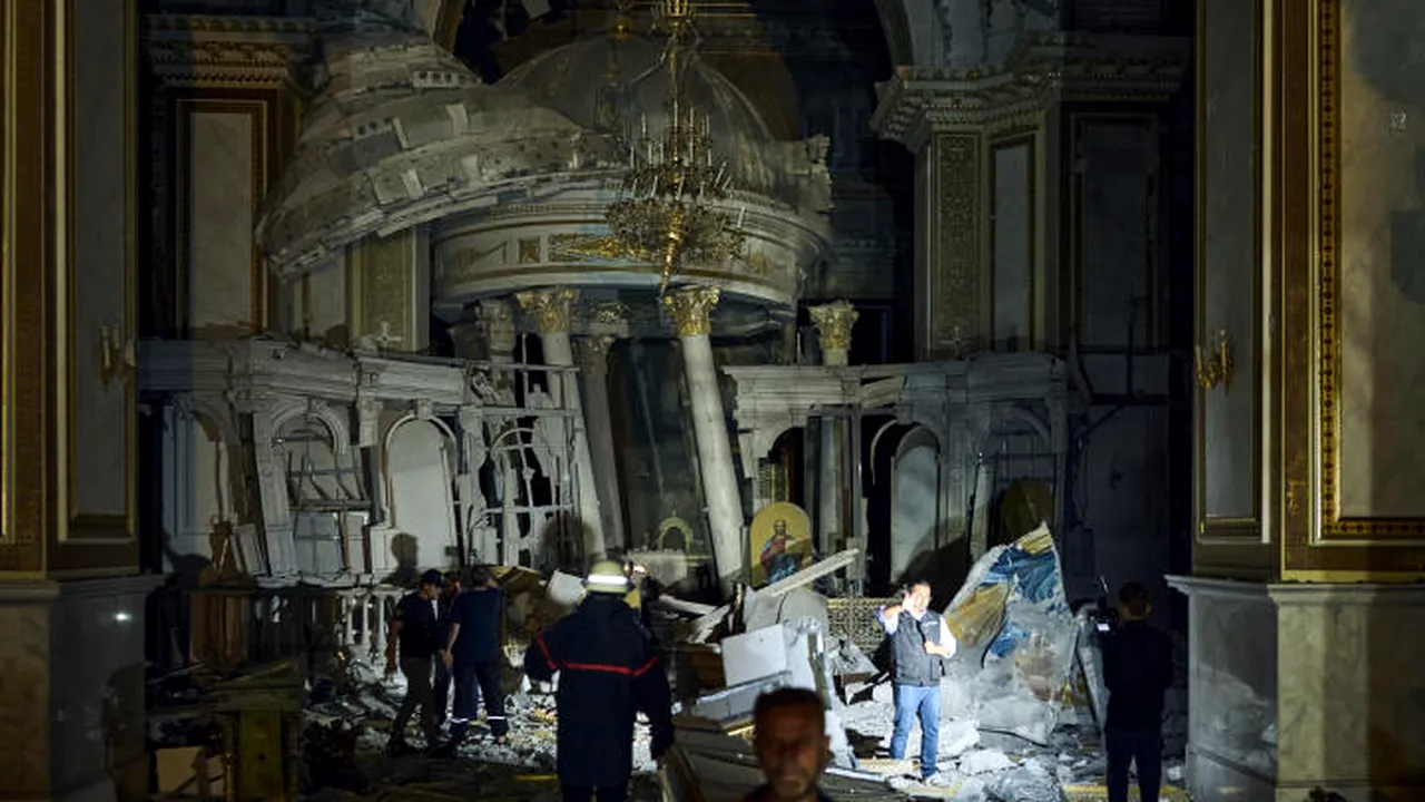 Catedrala istorică Schimbarea la Faţă din Odesa a fost lovită de atacurile ruseşti. Ucrainenii au reuşit să scoată din dărmături icoană Maicii Domnului, considerată  