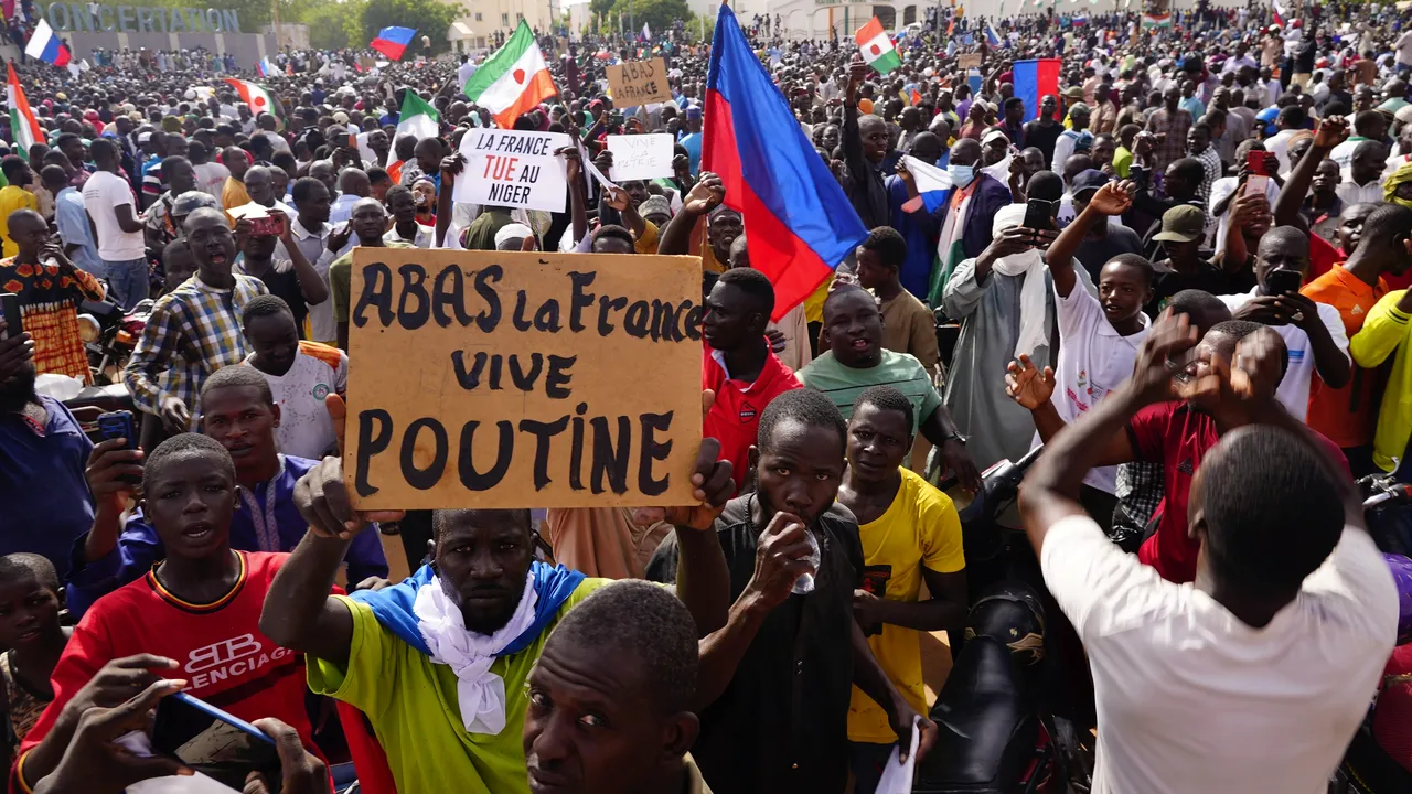 Protest uriaş în Niger. Zeci de mii de localnici au cerut plecarea militarilor francezi din ţară