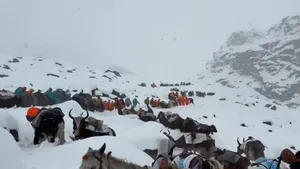 Blocaj pe Everest: un uriaș de gheață ține sute de alpiniști captivi la Tabăra de Bază