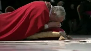 Papa Francisc s-a rugat întins pe podea în Bazilica Sfântul Petru - VIDEO