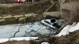 Brăilean salvat, după ce s-a răsturnat cu maşina într-un canal cu apă îngheţată. Ce alcoolemie avea bărbatul