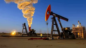 Prețul petrolului stagnează în așteptarea deciziilor Trump și OPEC+