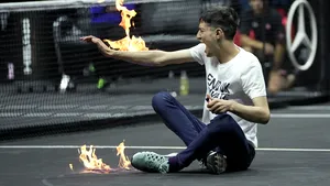 Meciul din Laver Cup a fost întrerupt pentru scurt timp după ce un protestatar şi-a dat foc la braţ 