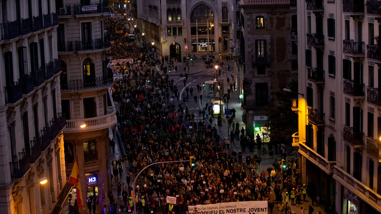 Manifestaţii violente în Barcelona: Confruntări între forţele de ordine spaniole şi zeci de mii de militanţi catalani - VIDEO