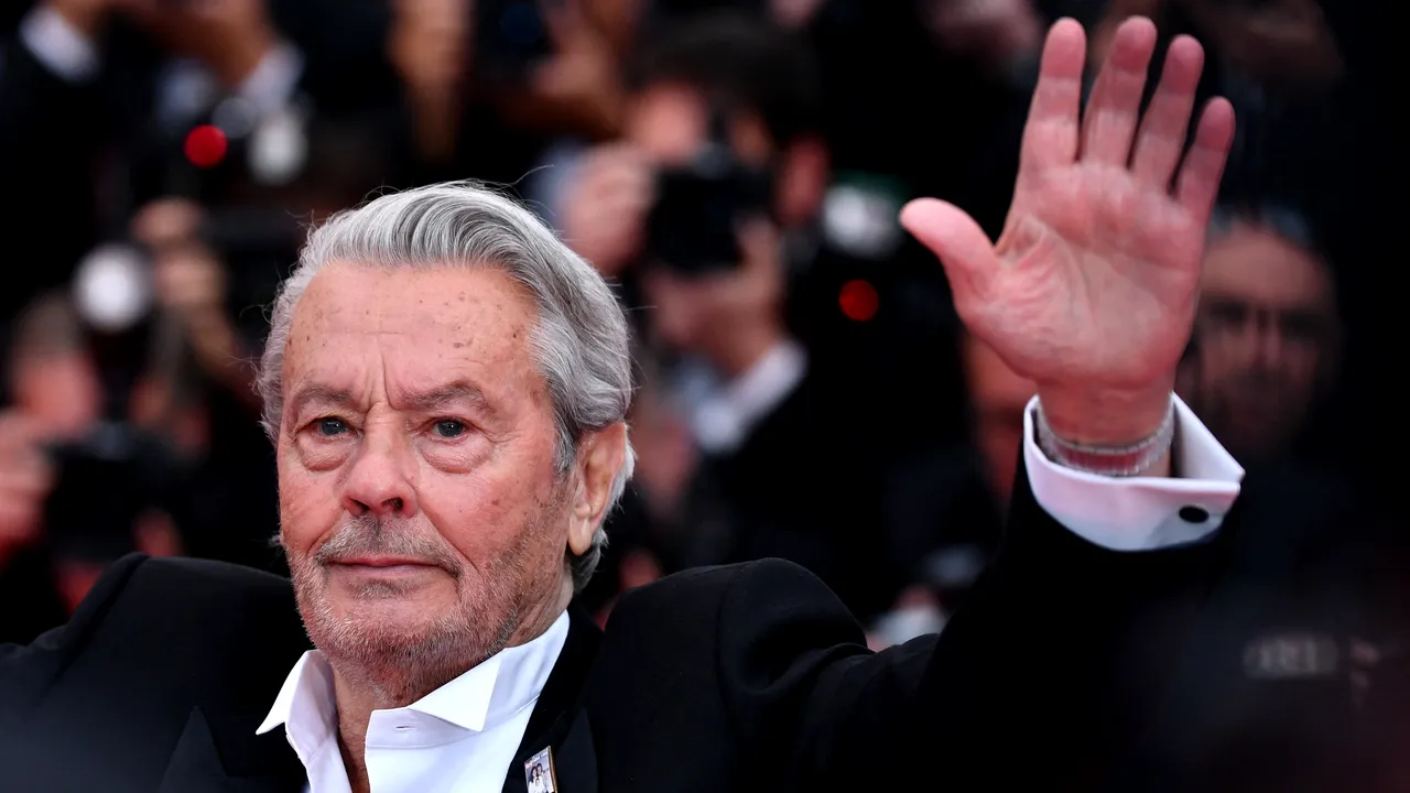 Poliţiştii francezi au găsit zeci de arme şi mii de cartuşe în locuinţa lui Alain Delon. Actorul nu avea autorizaţie