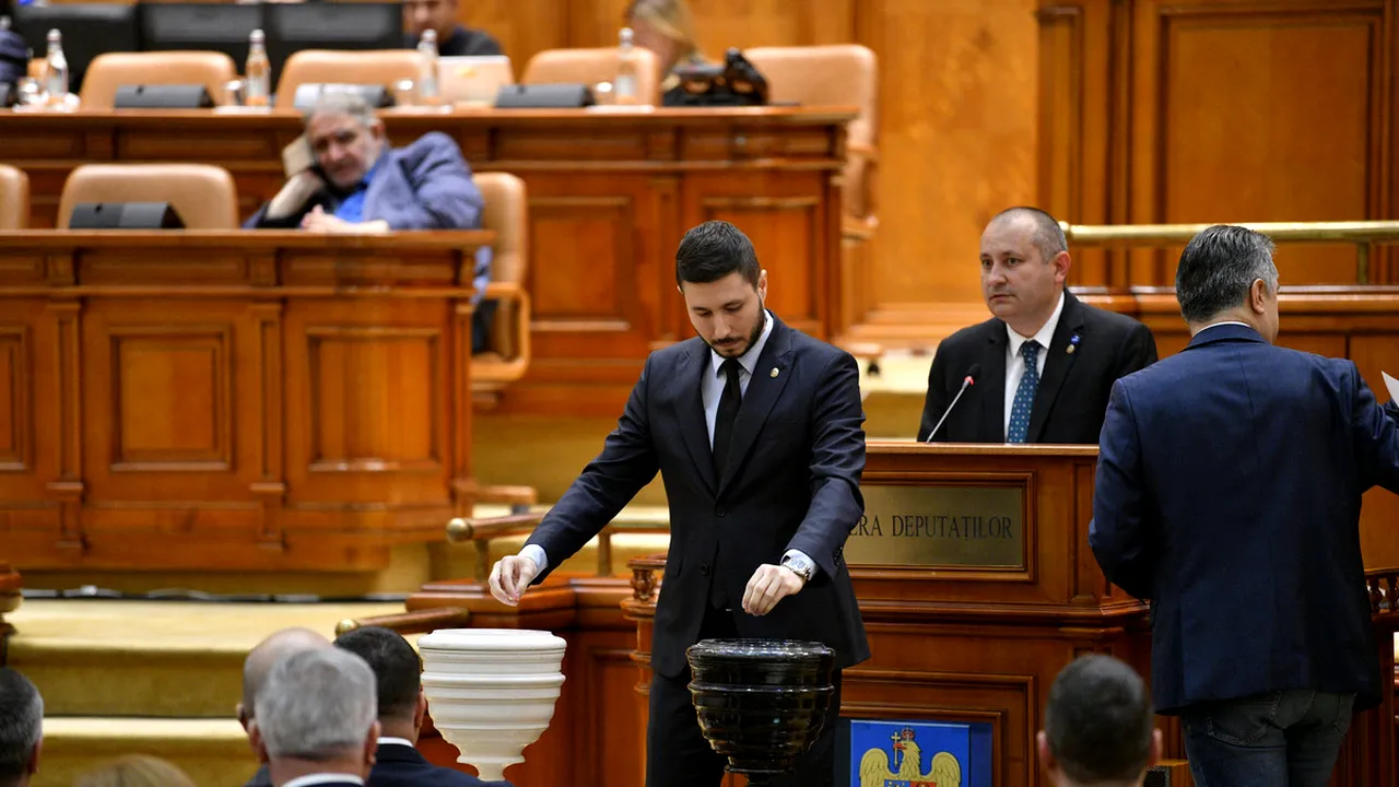 Liberalii vor să desfiinţeze institutul lui Ion Iliescu. Disciplina de partid pesedistă, spartă de un tânăr deputat