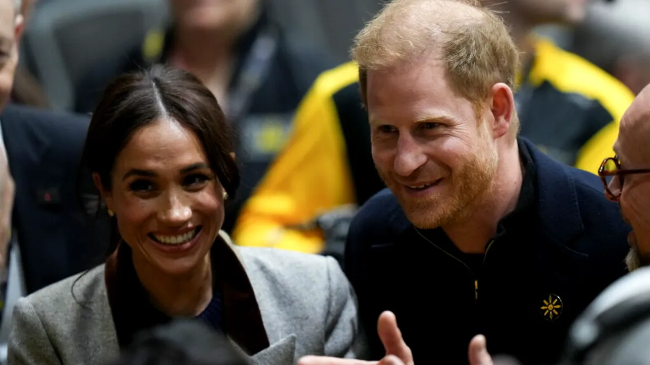Pentru prima dată după patru ani, Harry și Meghan revin în Regatul Unit alături de copii