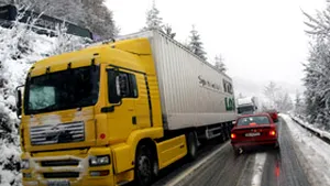 Trafic dificil pe DN 18, în Maramureş, din cauza zăpezii