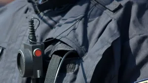 Un poliţist este acuzat că a atins într-o zonă intimă o femeie moartă. Incidentul tulburător, surprins de camera corporală | VIDEO