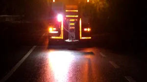 Ninge în Neamţ. Drumarii intervin cu un utilaj de deszăpezire | FOTO