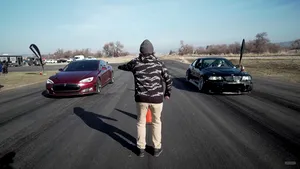 VIDEO: Cursă inedită între BMW E46 şi Tesla model S