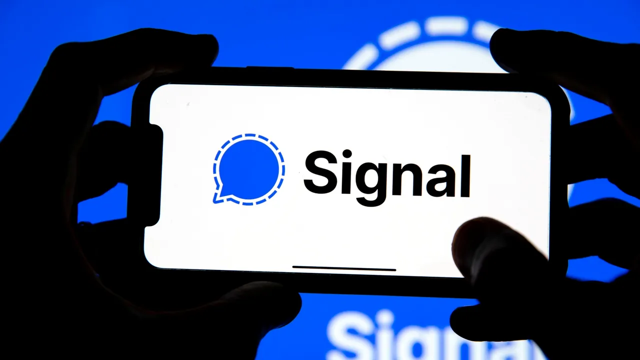 Facebook interzice reclamele Signal 