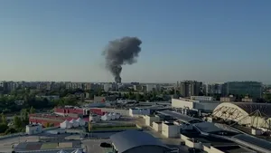Incendiu cu degajări mari de fum în Capitală: ard containere