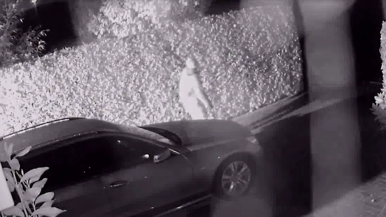 Un tânăr de 17 ani a tăiat cauciucurile de la 25 de maşini de pe o stradă din Craiova. Explicaţia oferită poliţiştilor