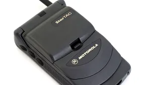 Pe 3 ianuarie 1996, Motorola lansa cel mai mic şi mai subţire telefon: StarTAC