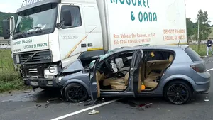 Braşov: Trei persoane au fost rănite după ce autoturismul în care se aflau s-a ciocnit cu un camion
