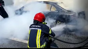 VIDEO O maşină s-a făcut scrum după ce a luat foc în mers, în Arad. Ce s-a întâmplat cu şoferul? 