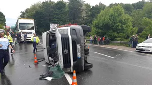 Stare de alertă în Vâlcea după ce un microbuz cu 12 călători s-a răsturnat: Cinci persoane au fost rănite | FOTO