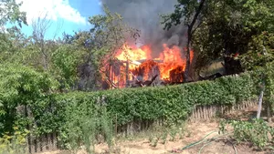 O cabană din lemn a ars complet în Hunedoara. Pompierii au mers un kilometru pe jos pentru a stinge incendiul