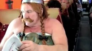 Gérard Depardieu, într-o parodie a incidentului în care a urinat în avion - VIDEO