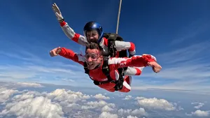 Sezonul de parașutism 2026 a început la Clinceni: salturi cu parașuta în tandem la 4000 de metri altitudine