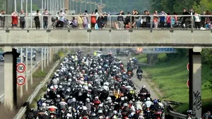 Zeci de mii de motociclişti francezi au manifestat împotriva introducerii unor limite de viteză