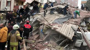MIRACOL la Istanbul: Un adolescent a fost scos în viaţă, după două zile, de sub ruinele blocului prăbuşit | VIDEO
