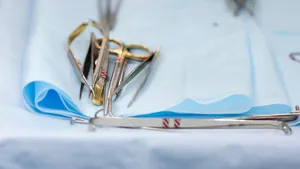 Chirurg: Am întrebat dacă avem echipament de protecţie. Avem, dar incomplet, deci nesigur. Dacă trebuie să operăm, vom fi contaminaţi