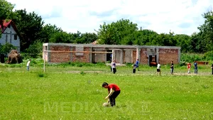 REPORTAJ: Terenuri de sport începute şi lăsate în paragină în sate vasluiene fără apă şi drumuri - FOTO