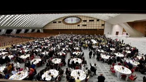 Gest frumos. Papa Francisc a oferit un prânz pentru 1.500 de persoane nevoiaşe la Vatican