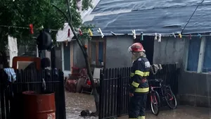Inundaţii în România. Drumuri blocate, persoane izolate şi intervenţii ale pompierilor