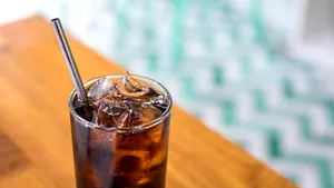 Un nou trend provoacă accidente fatale: O femeie a murit în timp ce folosea un pai metalic, produsul momentului printre ecologiştii înrăiţi