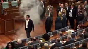 Parlamentari kosovari la putere s-au întâlnit la restaurant după al treilea atac cu gaze lacrimogene - FOTO