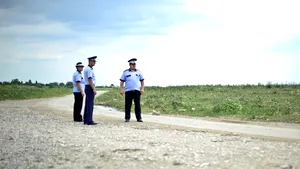 Taximetrist găsit mort în maşină, pe un câmp de la marginea Capitalei. Cauza probabilă a decesului - o supradoză