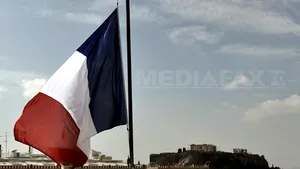 ATENTATELE din Paris: Francezii continuă să se reculeagă la locurile masacrelor, la o lună de la atacuri