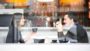 Jaf în Oradea, pus la cale la o cafea. Femeie jefuită de un bărbat care i-a pus somnifere în băutură şi apoi a tâlhărit-o