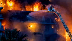 Cel puţin patru morţi în urma incendiului izbucnit într-un bloc cu 14 etaje din Valencia