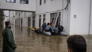 Cod galben de furtuni în aproape jumătate de țară. Averse torențiale, vijelii și grindină